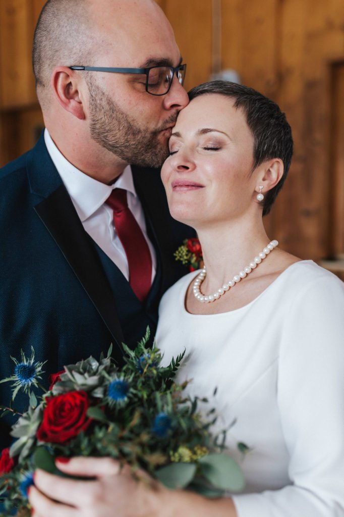 Winterelopement: Olga und Patricks Hochzeit ohne Gäste in den Bergen im Schnee. Wir zeigen euch ihre Hochzeit und erklären die trendigen Elopements.