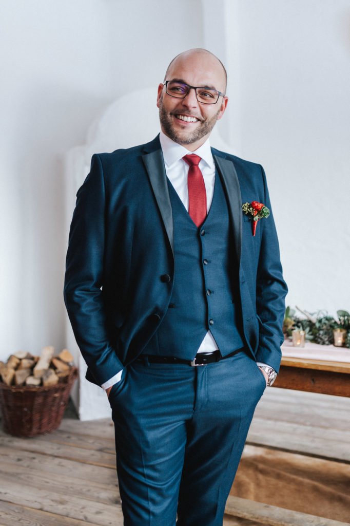 Winterelopement: Olga und Patricks Hochzeit ohne Gäste in den Bergen im Schnee. Wir zeigen euch ihre Hochzeit und erklären die trendigen Elopements.