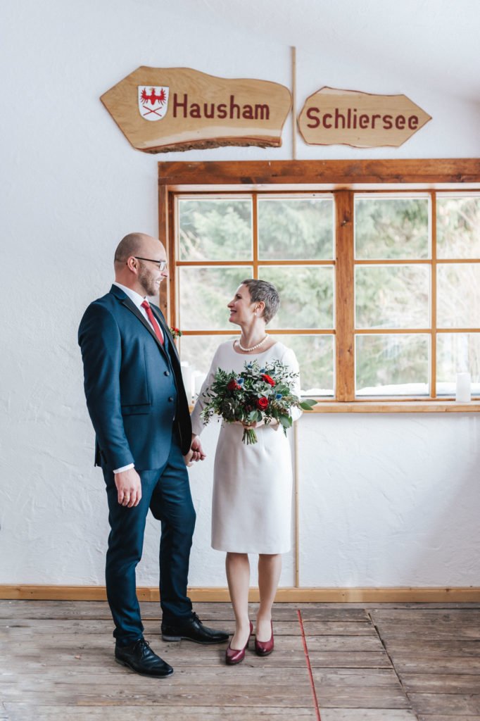 Winterelopement: Olga und Patricks Hochzeit ohne Gäste in den Bergen im Schnee. Wir zeigen euch ihre Hochzeit und erklären die trendigen Elopements.