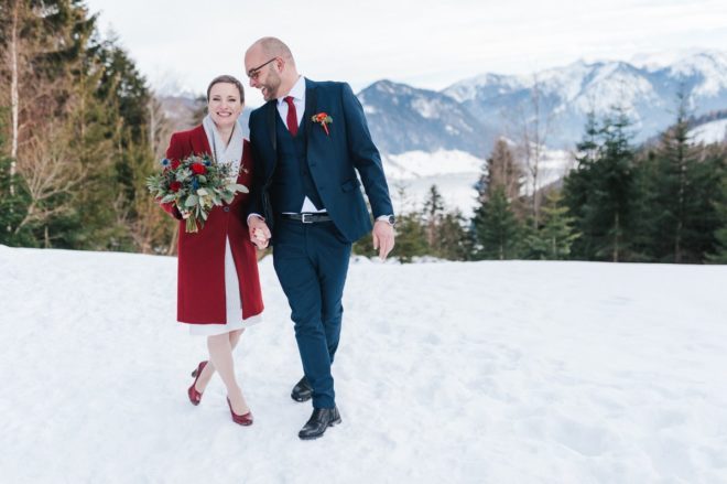 Winterelopement: Olga und Patricks Hochzeit ohne Gäste in den Bergen im Schnee. Wir zeigen euch ihre Hochzeit und erklären die trendigen Elopements.