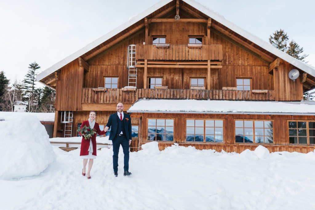 Winterelopement: Olga und Patricks Hochzeit ohne Gäste in den Bergen im Schnee. Wir zeigen euch ihre Hochzeit und erklären die trendigen Elopements.