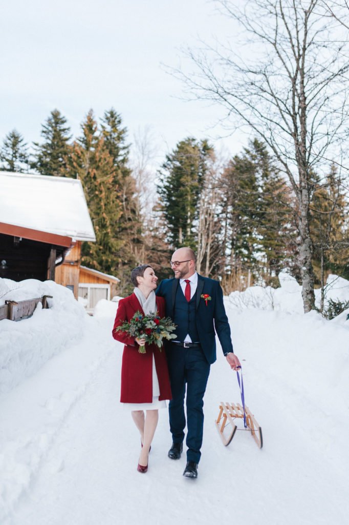 Winterelopement: Olga und Patricks Hochzeit ohne Gäste in den Bergen im Schnee. Wir zeigen euch ihre Hochzeit und erklären die trendigen Elopements.