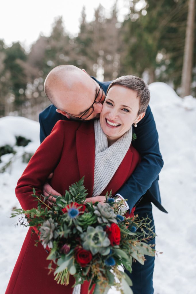 Winterelopement: Olga und Patricks Hochzeit ohne Gäste in den Bergen im Schnee. Wir zeigen euch ihre Hochzeit und erklären die trendigen Elopements.