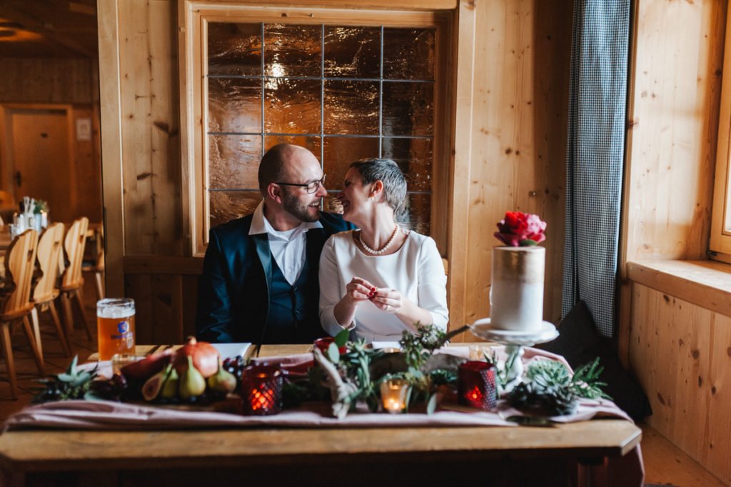 Winterelopement: Olga und Patricks Hochzeit ohne Gäste in den Bergen im Schnee. Wir zeigen euch ihre Hochzeit und erklären die trendigen Elopements.