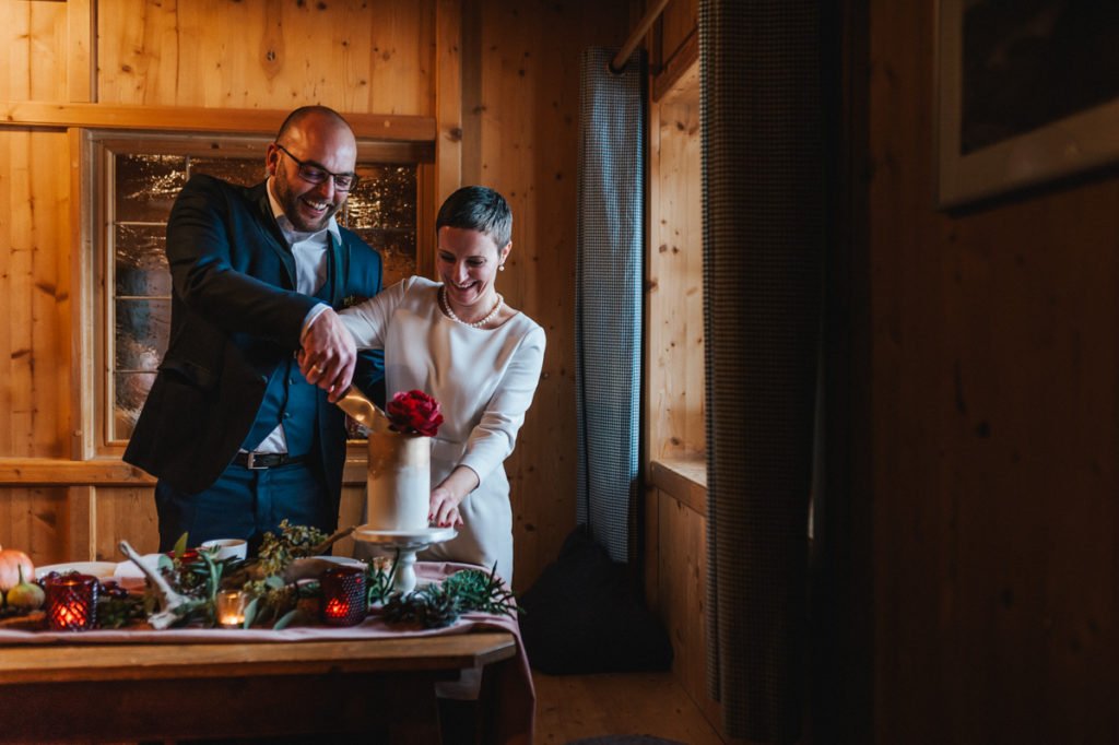 Winterelopement: Olga und Patricks Hochzeit ohne Gäste in den Bergen im Schnee. Wir zeigen euch ihre Hochzeit und erklären die trendigen Elopements.