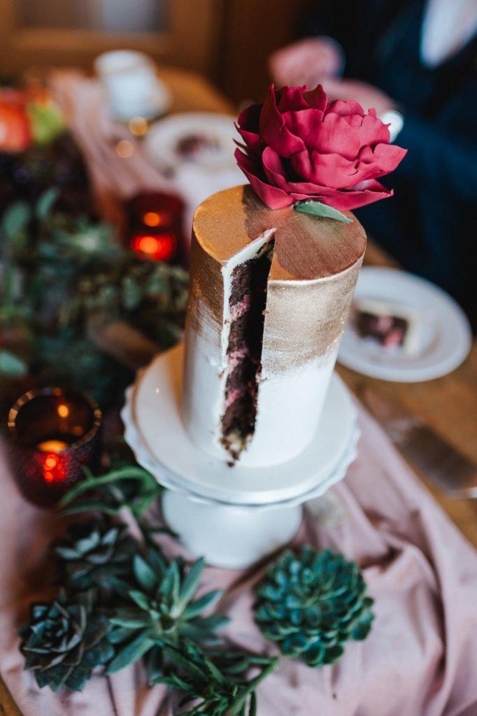 Winterelopement: Olga und Patricks Hochzeit ohne Gäste in den Bergen im Schnee. Wir zeigen euch ihre Hochzeit und erklären die trendigen Elopements.