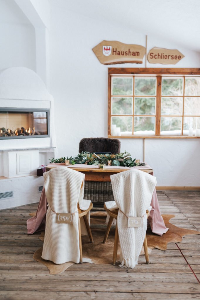 Winterelopement: Olga und Patricks Hochzeit ohne Gäste in den Bergen im Schnee. Wir zeigen euch ihre Hochzeit und erklären die trendigen Elopements.