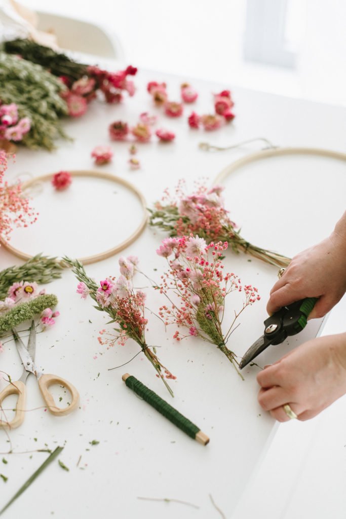 DIY-Anleitung: Kränze aus Trockenblumen binden