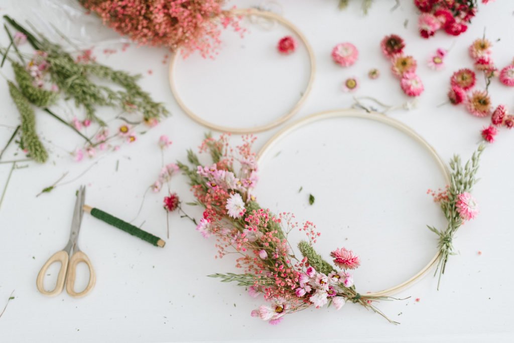 DIY-Anleitung: Kränze aus Trockenblumen binden