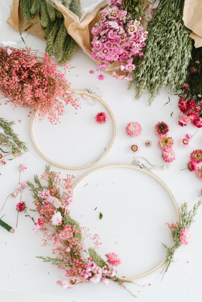 DIY-Anleitung: Kränze aus Trockenblumen binden