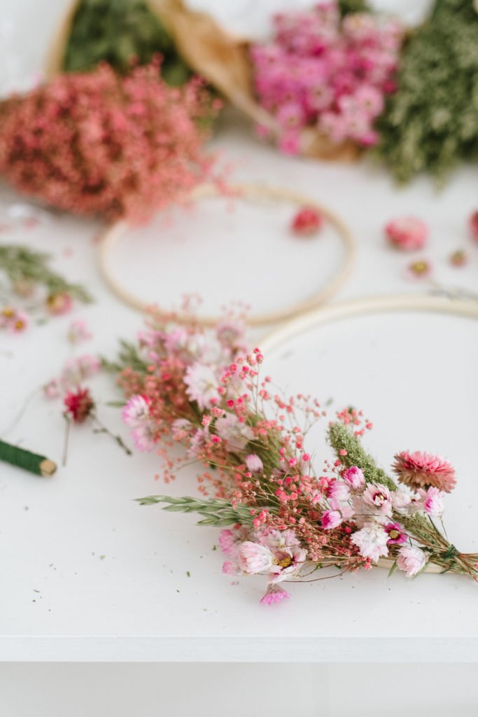 DIY-Anleitung: Kränze aus Trockenblumen binden