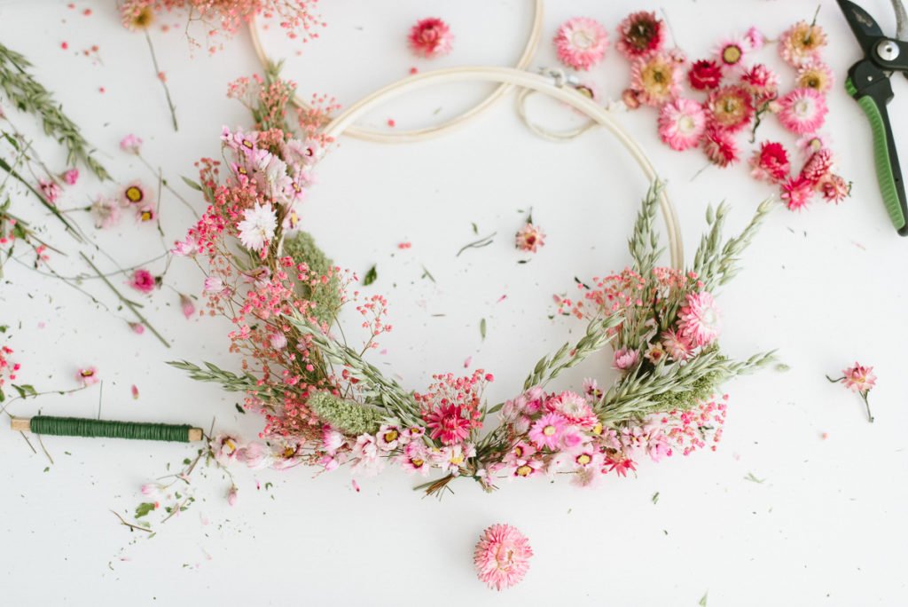 DIY-Anleitung: Kränze aus Trockenblumen binden