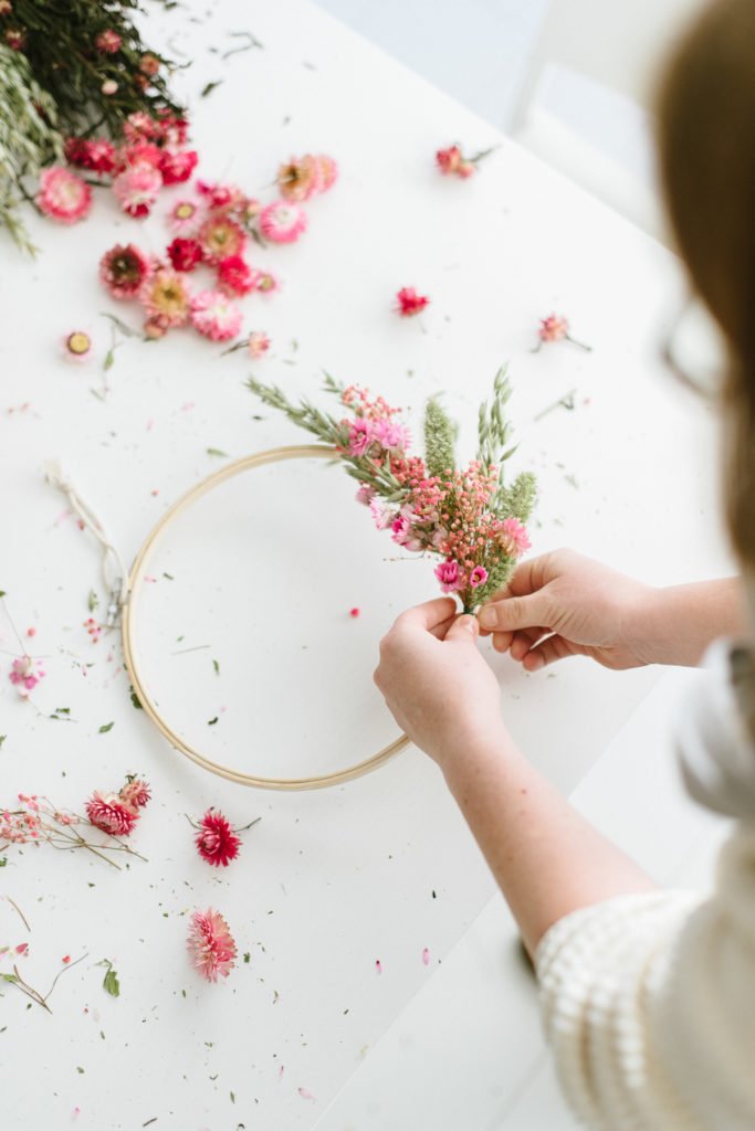 DIY-Anleitung: Kränze aus Trockenblumen binden