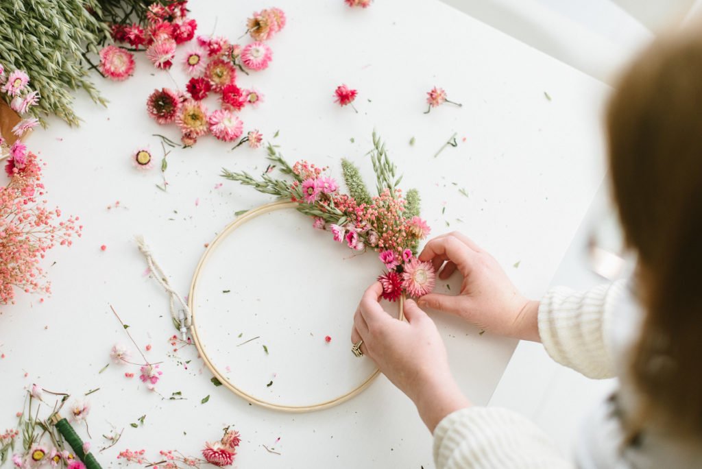 DIY-Anleitung: Kränze aus Trockenblumen binden