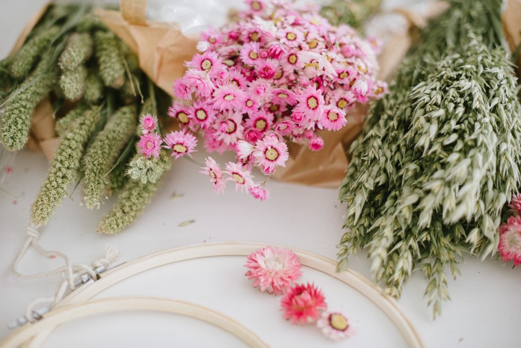 DIY-Anleitung: Kränze aus Trockenblumen binden