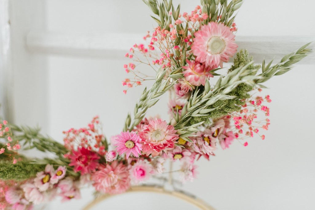 DIY-Anleitung: Kränze aus Trockenblumen binden