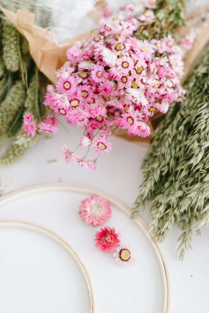 DIY-Anleitung: Kränze aus Trockenblumen binden