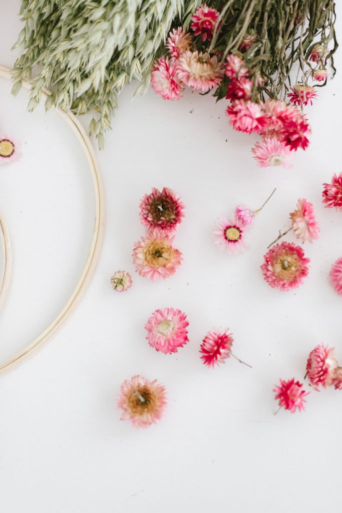 DIY-Anleitung: Kränze aus Trockenblumen binden