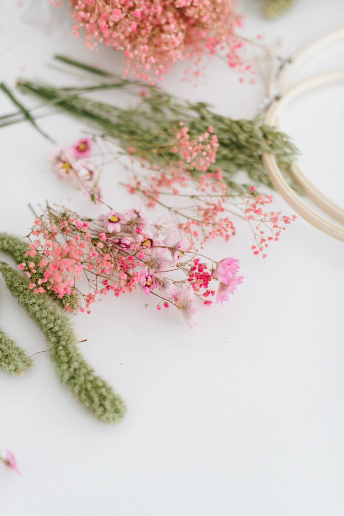 DIY-Anleitung: Kränze aus Trockenblumen binden