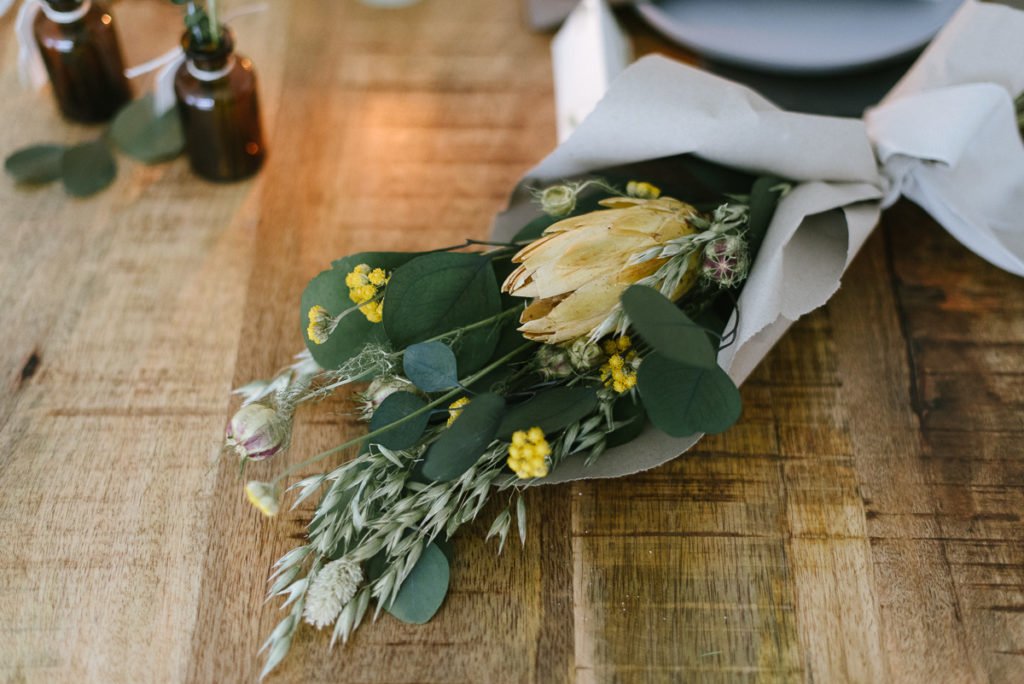 Geburtstagsdekoration mit Trockenblumen