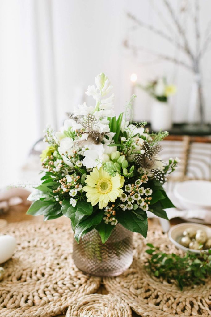 Bald ist Ostern! Wir dekorieren für Ostern in natürlichen Farben und mit bunten Blütenträumen. Der Blumenstrauß lässt die Vorfreude steigen!