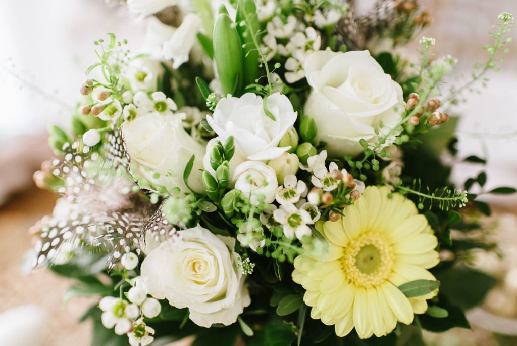 Bald ist Ostern! Wir dekorieren für Ostern in natürlichen Farben und mit bunten Blütenträumen. Der Blumenstrauß lässt die Vorfreude steigen!