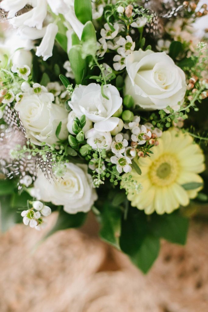 Bald ist Ostern! Wir dekorieren für Ostern in natürlichen Farben und mit bunten Blütenträumen. Der Blumenstrauß lässt die Vorfreude steigen!