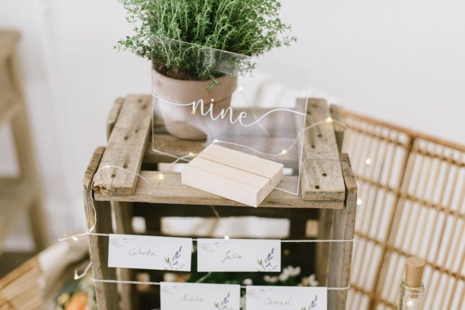 Unsere DIY Sitzplan Idee aus Weinkiste könnt ihr mit wenigen Dekorationen super schnell nachmachen. Für den Tischplan für eure Hochzeit braucht ihr ... #sitzplan #hochzeit #diy