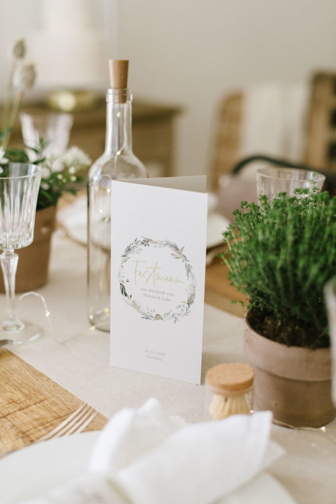 Hochzeitsdekoration ohne Kerzen: Eine leicht umzusetzende Tischdeko, preiswert und ein Stil der auch super nutzbar für andere Anlässe ist.