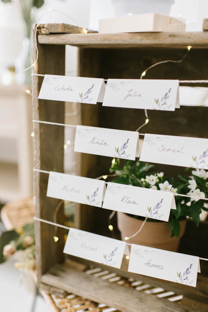 Unsere DIY Sitzplan Idee aus Weinkiste könnt ihr mit wenigen Dekorationen super schnell nachmachen. Für den Tischplan für eure Hochzeit braucht ihr ... #sitzplan #hochzeit #diy