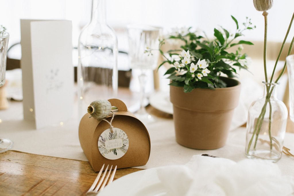 Hochzeitsdekoration ohne Kerzen: Eine leicht umzusetzende Tischdeko, preiswert und ein Stil der auch super nutzbar für andere Anlässe ist.