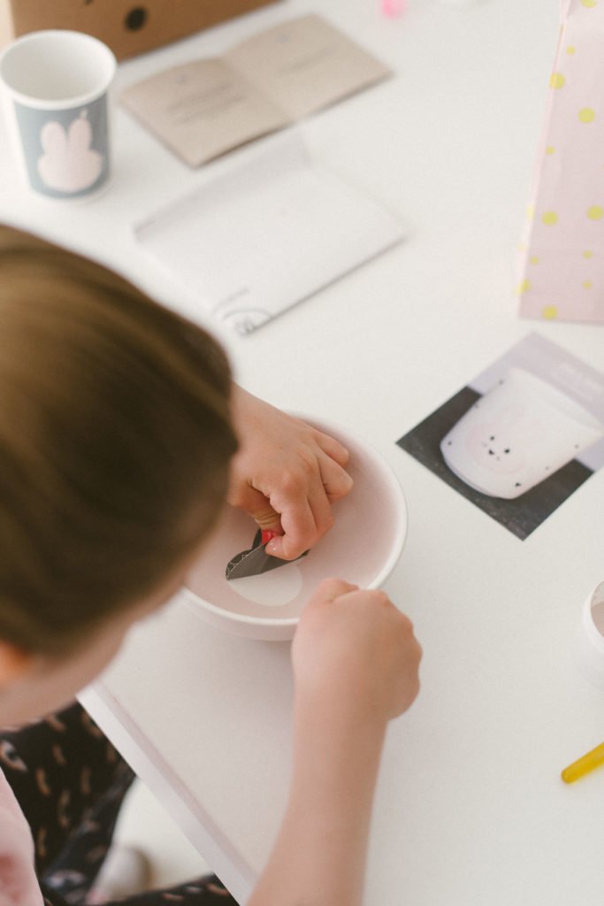 Keramik mit Kindern bemalen