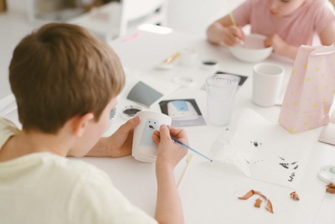 Keramik mit Kindern bemalen