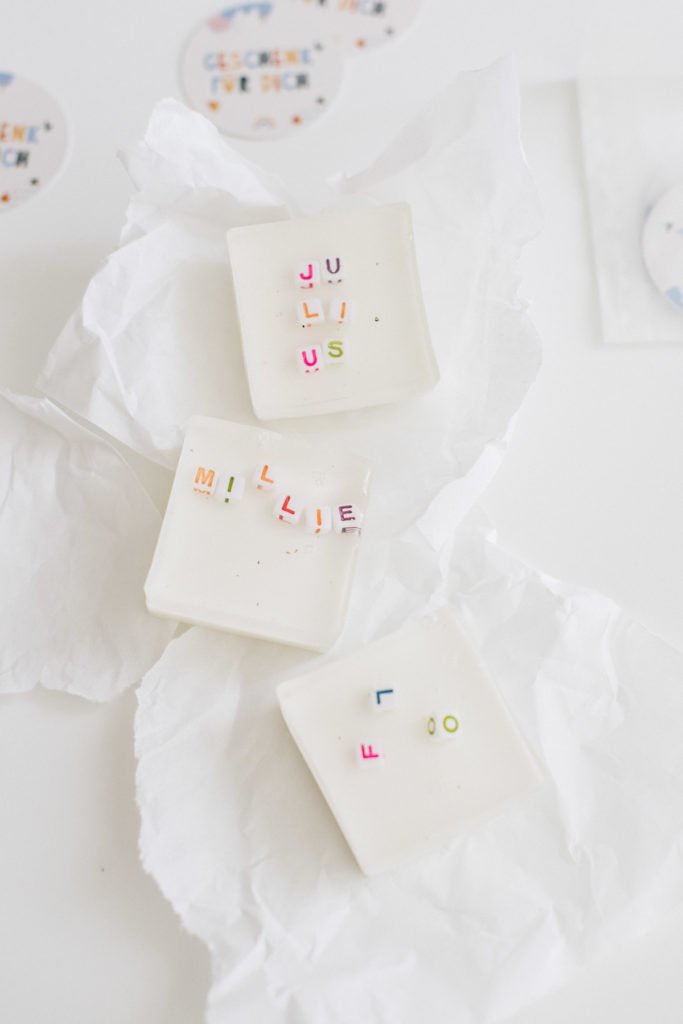 DIY Buchstaben-Seife: Gastgeschenk zur Einschulung