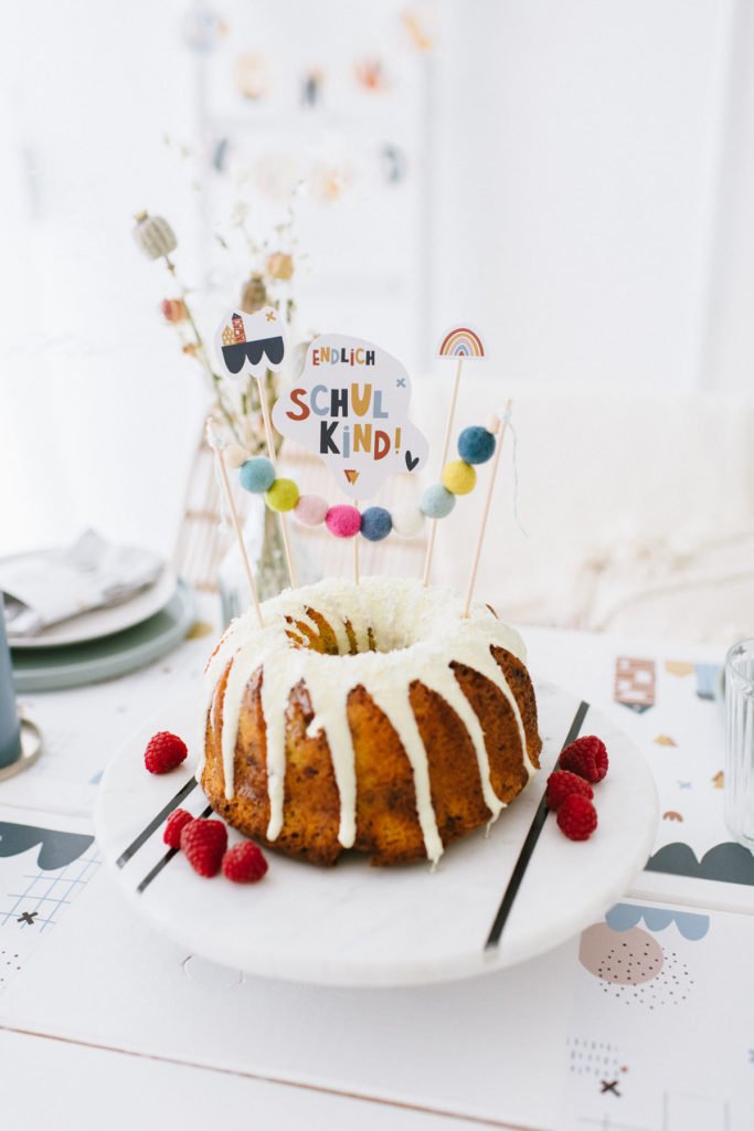 Einschulung dekorieren: Bunte Buchstaben zum Schulanfang - DIY Cake Topper aus Filzperlen