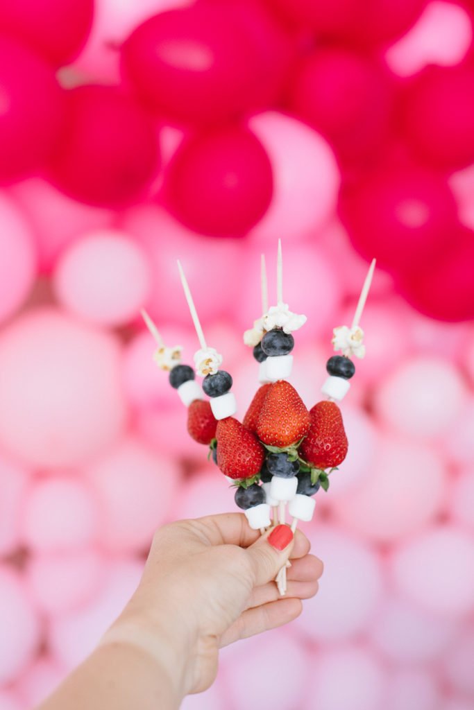 Pinke Geburtstagsdeko mit Pfingstrosen