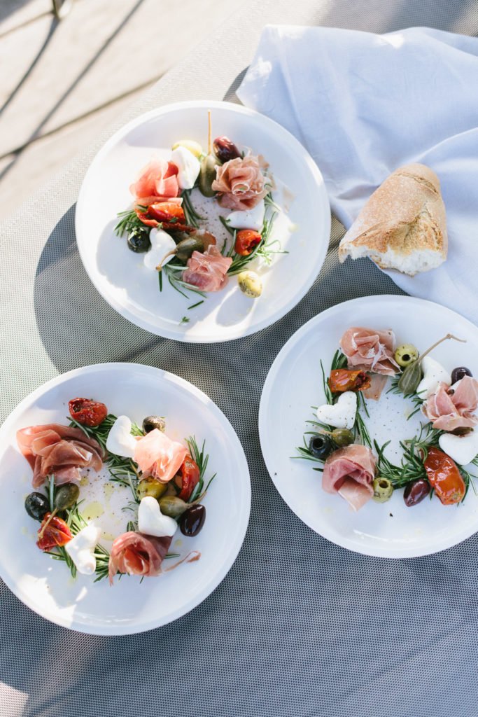 Einfaches Rezept: Mediterraner Vorspeisenteller für Feste, Freunde und lange Sommerabende.