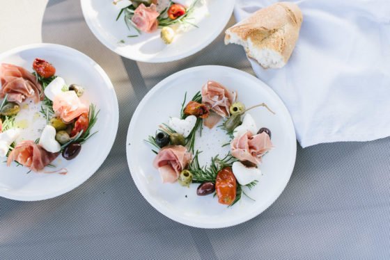 Einfaches Rezept: Mediterraner Vorspeisenteller für Feste, Freunde und lange Sommerabende.