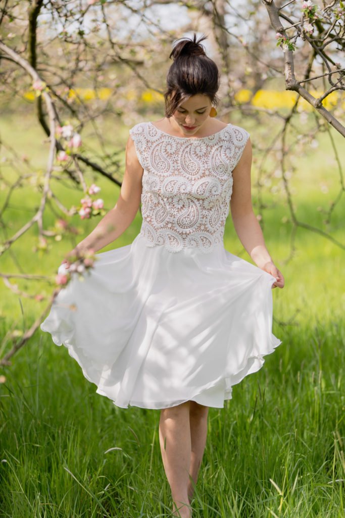 Neue Brautmoden-Kollektion Blütenmeer von Claudia Heller - traumhaft schöne kurze Brautkleider für Standesamt und Trauung - atemberaubende Hochzeitskleider #brautkleid #hochzeit #braut