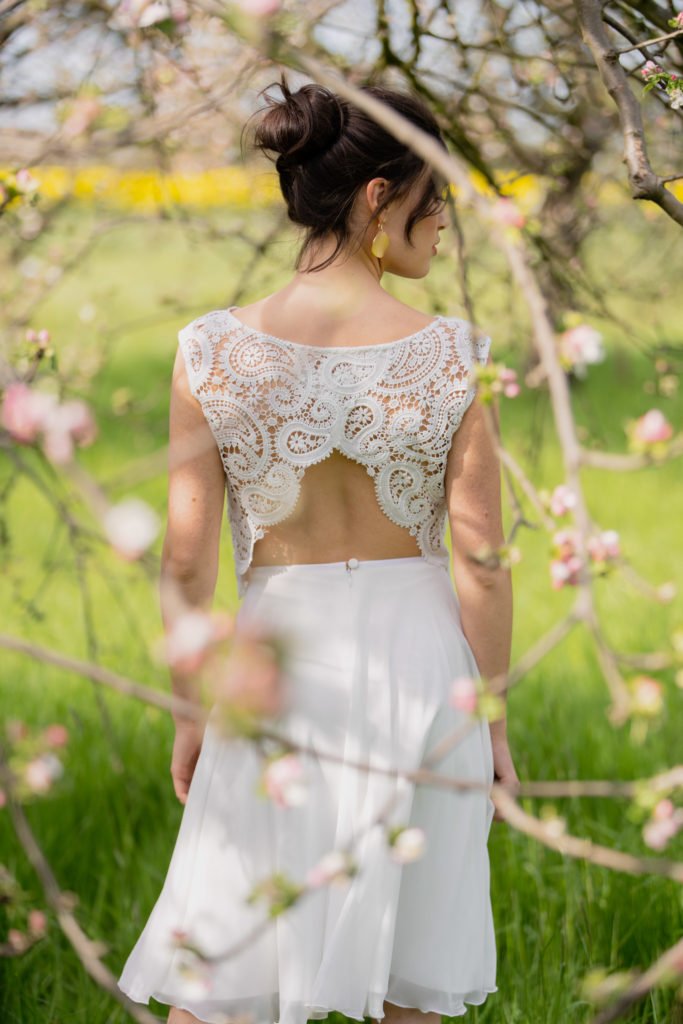 Neue Brautmoden-Kollektion Blütenmeer von Claudia Heller - traumhaft schöne kurze Brautkleider für Standesamt und Trauung - atemberaubende Hochzeitskleider #brautkleid #hochzeit #braut