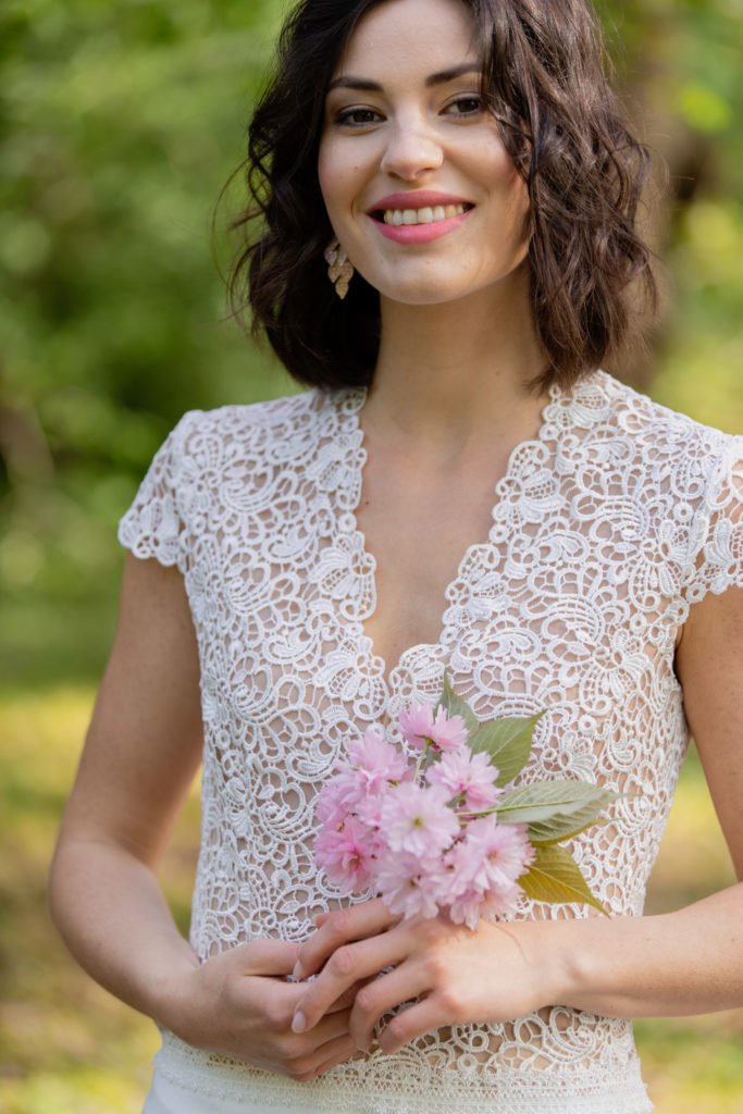 Neue Brautmoden-Kollektion Blütenmeer von Claudia Heller - traumhaft schöne kurze Brautkleider für Standesamt und Trauung - atemberaubende Hochzeitskleider #brautkleid #hochzeit #braut