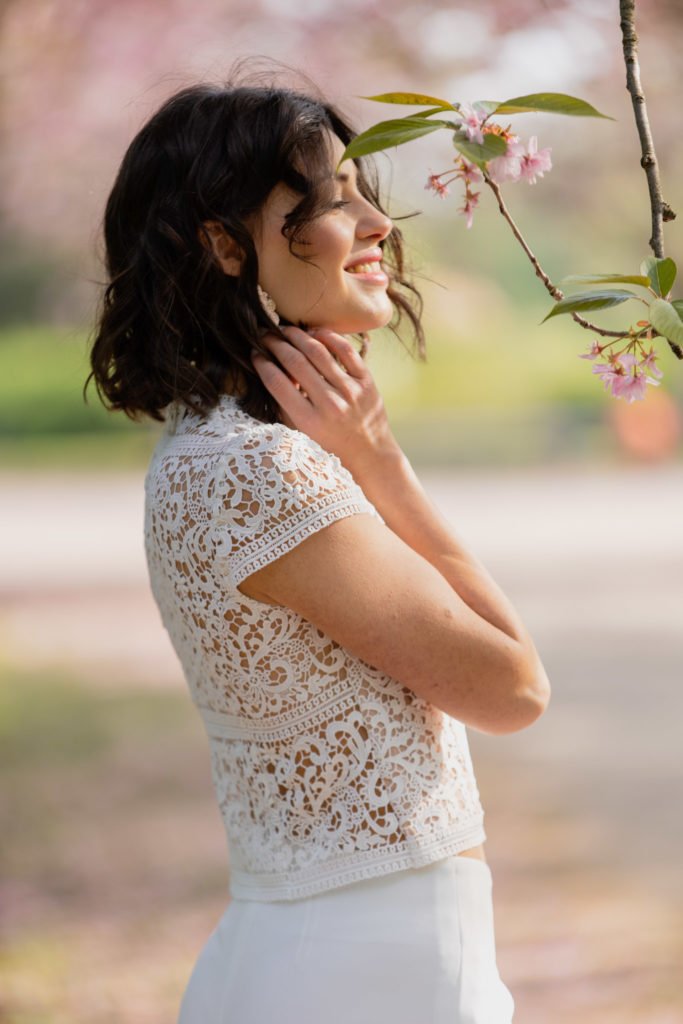 Neue Brautmoden-Kollektion Blütenmeer von Claudia Heller - traumhaft schöne kurze Brautkleider für Standesamt und Trauung - atemberaubende Hochzeitskleider #brautkleid #hochzeit #braut