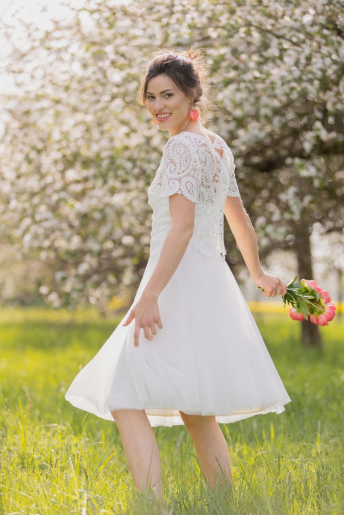 Neue Brautmoden-Kollektion Blütenmeer von Claudia Heller - traumhaft schöne kurze Brautkleider für Standesamt und Trauung - atemberaubende Hochzeitskleider #brautkleid #hochzeit #braut