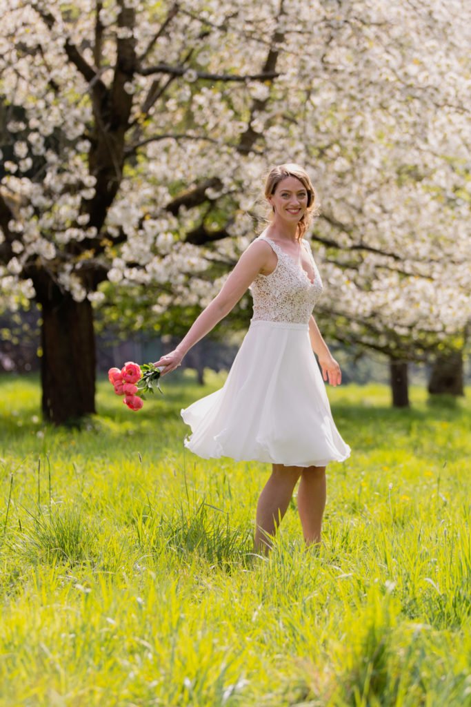 Neue Brautmoden-Kollektion Blütenmeer von Claudia Heller - traumhaft schöne kurze Brautkleider für Standesamt und Trauung - atemberaubende Hochzeitskleider #brautkleid #hochzeit #braut