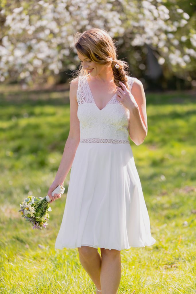 Neue Brautmoden-Kollektion Blütenmeer von Claudia Heller - traumhaft schöne kurze Brautkleider für Standesamt und Trauung - atemberaubende Hochzeitskleider #brautkleid #hochzeit #braut