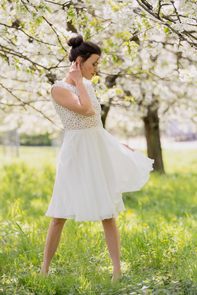 Neue Brautmoden-Kollektion Blütenmeer von Claudia Heller - traumhaft schöne kurze Brautkleider für Standesamt und Trauung - atemberaubende Hochzeitskleider #brautkleid #hochzeit #braut