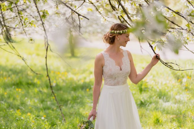 Neue Brautmoden-Kollektion Blütenmeer von Claudia Heller - traumhaft schöne kurze Brautkleider für Standesamt und Trauung - atemberaubende Hochzeitskleider #brautkleid #hochzeit #braut