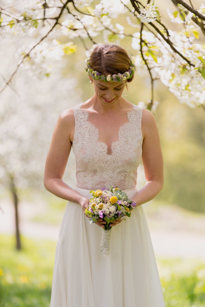 Neue Brautmoden-Kollektion Blütenmeer von Claudia Heller - traumhaft schöne kurze Brautkleider für Standesamt und Trauung - atemberaubende Hochzeitskleider #brautkleid #hochzeit #braut