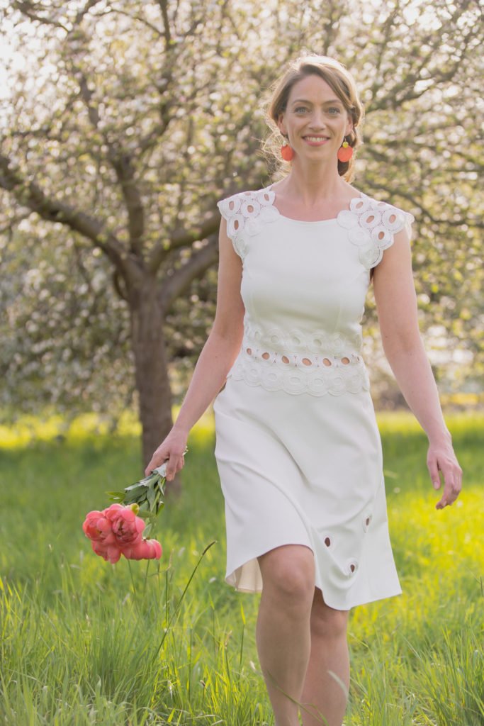 Neue Brautmoden-Kollektion Blütenmeer von Claudia Heller - traumhaft schöne kurze Brautkleider für Standesamt und Trauung - atemberaubende Hochzeitskleider #brautkleid #hochzeit #braut