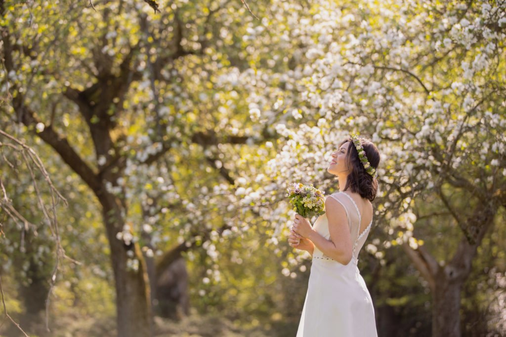 Neue Brautmoden-Kollektion Blütenmeer von Claudia Heller - traumhaft schöne kurze Brautkleider für Standesamt und Trauung - atemberaubende Hochzeitskleider #brautkleid #hochzeit #braut